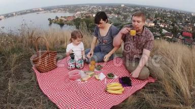 一家三口人，爸爸妈妈和一个孩子在周末野餐