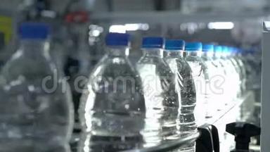 塑料水瓶在输送机和装瓶机行业。
