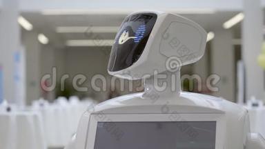 现代机器人技术。 机器人看着镜头对准人.. 机器人的肖像，转动他的头。 白色
