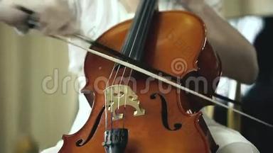 玩大提琴的女孩子