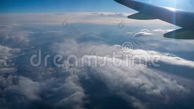 从飞机窗口看到美丽的景色，飞机飞过城市上空的群山