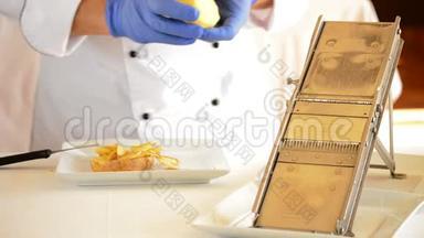 厨师用刀切土豆和曼陀林