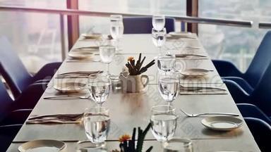 宴会装饰的桌子，有餐具。 靠近一张装饰精美的桌子，准备在窗边享用一顿豪华的晚餐