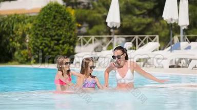 妈妈和两个<strong>孩子</strong>在豪华游泳池里享受<strong>暑假</strong>