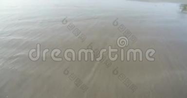 海水的波浪和沙滩的波浪轻轻地冲刷到海滩上