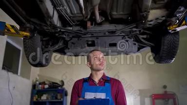 汽车服务、维修、保养和人员概念-机械师检查所完成工作的质量