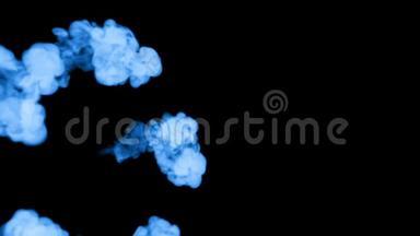 许多流动的荧光蓝墨水或烟雾，隔离在黑色的缓慢运动。 蓝色书写墨水滴在水里.. 使用