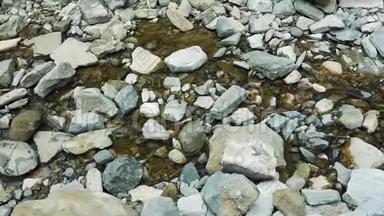 山里的小溪。 岩石之间清澈的溪流。