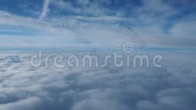 从飞机窗口到蓝天中的云海的景观