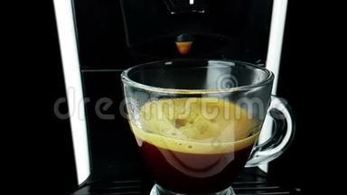 咖啡墨卡机，带有意大利热咖啡的阿拉伯咖啡，开始缓慢地使用泡沫，使用咖啡摩卡咖啡机