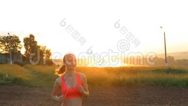 做女人。 跑步者在阳光明媚的光线下慢跑。