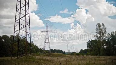 夏季，在农村的一个地区，电力线路和高压塔的宽镜头延时。
