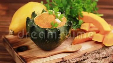 鲜嫩可口的南瓜汤，配以镂空南瓜，配以配料