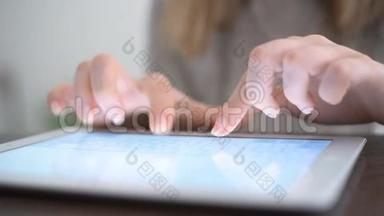 现代数码平板电脑手触屏幕。