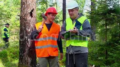 森林官员向<strong>负责</strong>工作的年轻工人解释