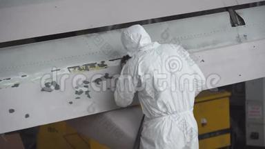飞机服务，查看飞机尾部.. 飞机机翼修理