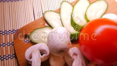 香瓜和蔬菜的特写。 4UHDK