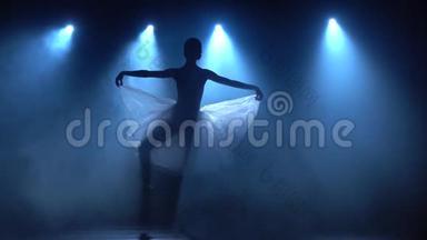 穿着白色芭蕾舞裙的年轻芭蕾舞演员跳古典芭蕾。 慢动作。