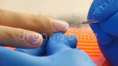 用刷子在指甲上涂指甲油，在手指上涂指甲油