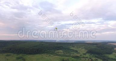 在乌克兰山谷上空飞行的气球。 来自世界各地的游客来到乌克兰，在炎热的天气里旅行