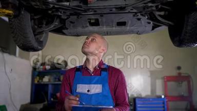 汽车服务、维修、保养和人员概念-机械师检查所完成工作的质量