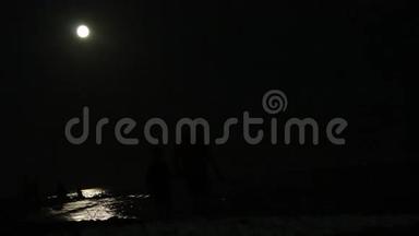 月球路径是在夜晚的海洋中，节日的背景