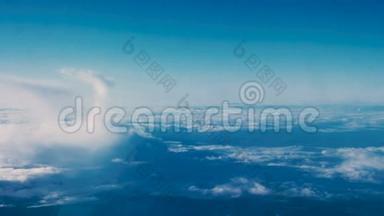 透过飞机窗户的美丽的云彩-RL潘