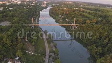 横渡河的行人天桥的鸟瞰图