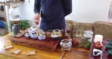 酿造中国茶在陶瓷盖湾期间的茶道特写。 盖万和其他茶道工具