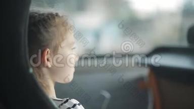 一个小女孩坐旅游巴士旅行