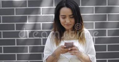 年轻女子在手机上读<strong>留言</strong>