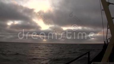 波浪和水面景观从北冰洋的船在新地球瓦伊加奇。