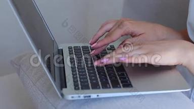 手女孩女按手提电脑键盘按键白色房间