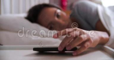 女人在床上通过手机报警电话检查信息