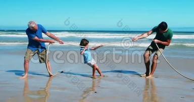一家人在海滩玩<strong>拔河比赛</strong>