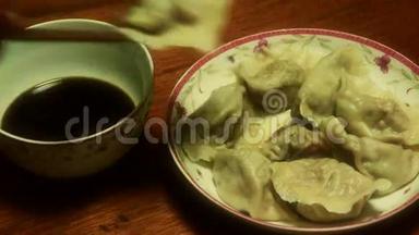 用筷子吃饺子，传统中国新年美味佳肴。