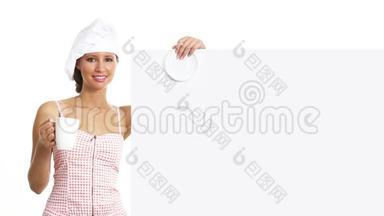 带杯子的女厨师表示白色广告牌、咖啡、茶、巧克力营销理念