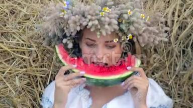 花圈里的小女孩在稻草堆旁吃熟西瓜