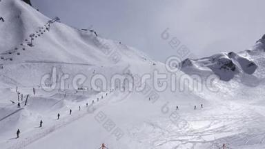 滑雪胜地。 滑雪者骑在斜坡上。 滑雪者。 人们在斜坡上抬起。 山脉。