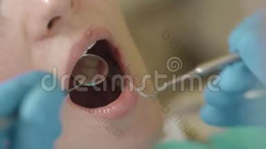 <strong>口腔</strong>和牙齿的检查。 在<strong>口腔</strong>检查过程中，病人年轻女孩张口闭口