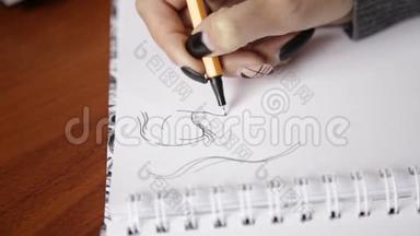 女人用铅笔在笔记本上画脸