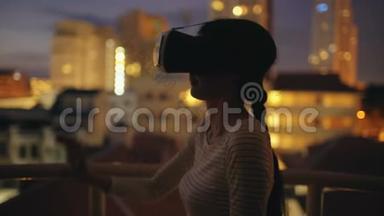 使用虚拟现实耳机在屋顶使用虚拟现实耳机，晚上有虚拟现实体验