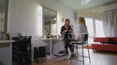 工作日图片里面美女——坐椅子客户美女.. 化妆师在一个