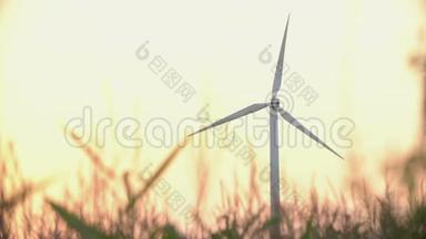 日落时风力涡轮机，绿色能源。