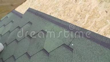 住宅房屋屋顶修缮.. 安装软瓷砖。 部分更换损坏的屋顶。 网点