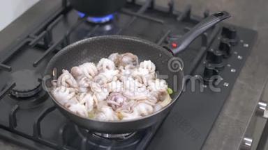 章鱼宝宝和蔬菜煎锅烹饪