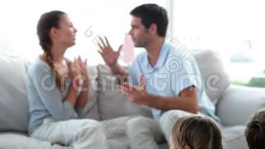 小孩子听父母在沙发上打架