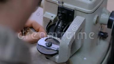 使用缝纫机在Atelier缝合毛皮皮的剥皮机