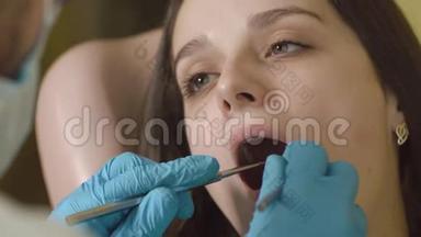 <strong>口腔</strong>和牙齿的检查。 在<strong>口腔</strong>检查过程中，病人年轻女孩张开嘴的特写。
