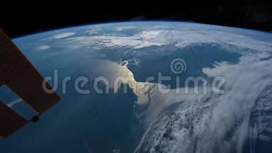 从空间站起飞的飞越地球表面`飞行。 由美国宇航局提供的这个视频元素。 这段视频不是PU的